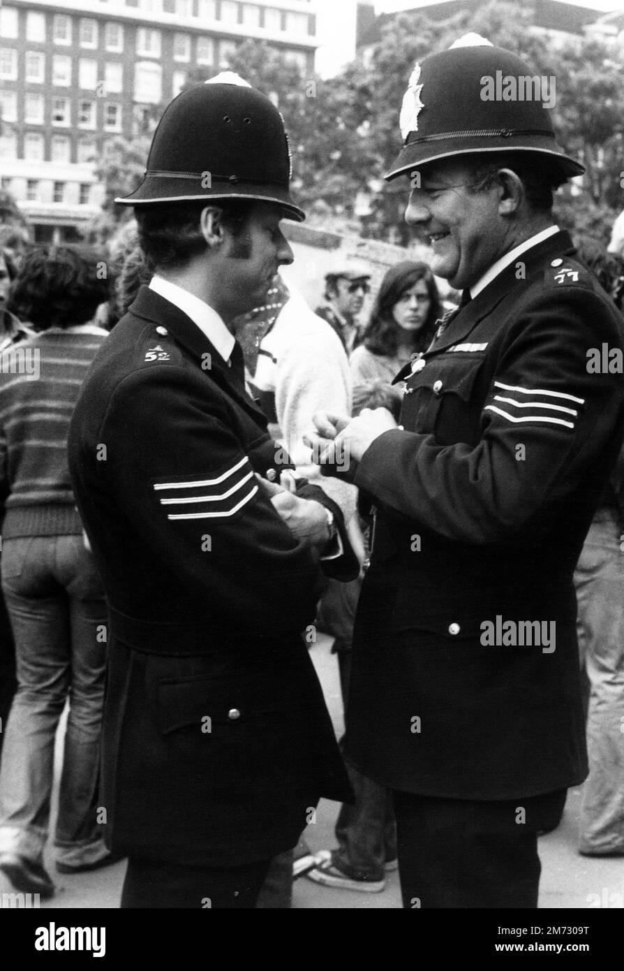 Zwei sprechende Polizisten (Bobbies) in London, England. Das Foto wurde im Sommer 1977 aufgenommen Stockfoto