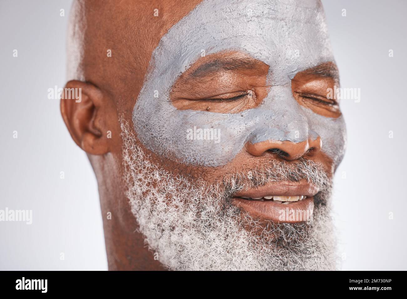 Hautpflege, Gesichtsmaske oder alter Mann mit Gesichtscreme Marketing oder Werbung für ein luxuriöses Schönheitsprodukt für Selbstpflege. Studiohintergrund, Kosmetik oder Stockfoto