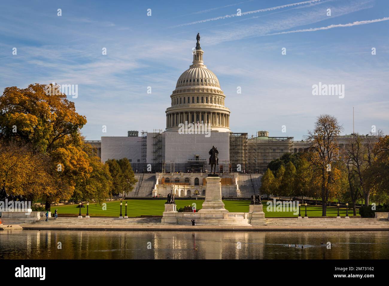 Capitol Reflecting Pond mit der Statue von Ulysses S. Grant Memorial in der Ferne und dem Kapitol der Vereinigten Staaten dahinter, Washington, D.C., USA Stockfoto