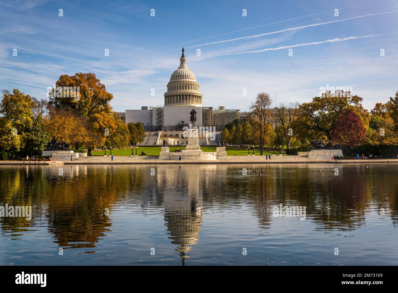 Capitol Reflecting Pond mit der Statue von Ulysses S. Grant Memorial in der Ferne und dem Kapitol der Vereinigten Staaten dahinter, Washington, D.C., USA Stockfoto