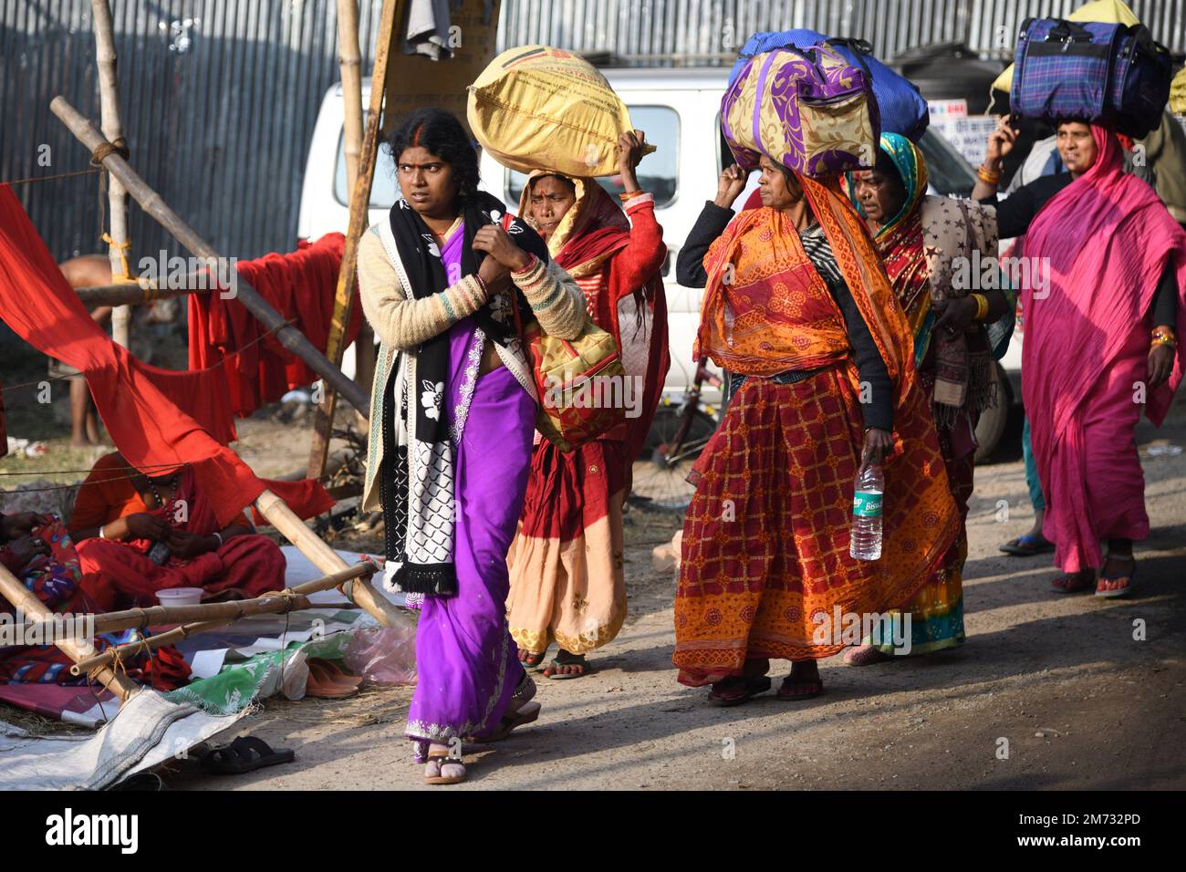 Nicht Exklusiv: 06. Januar 2023, Kalkutta, Indien. Pilger aus dem ganzen Land sind auf dem Weg hierher, zum Gangasagar Mela Transitlager auf ihrem Weg Stockfoto