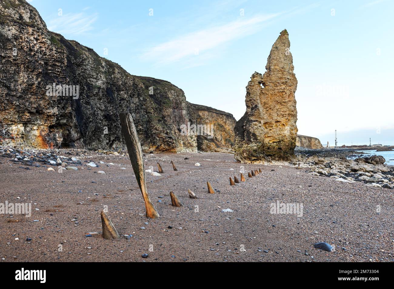 Magnesian Kalkestone Sea Stack am Seaham Chemical Beach bei Sunrise, Durham Heritage Coast, Seaham, County Durham, Großbritannien Stockfoto