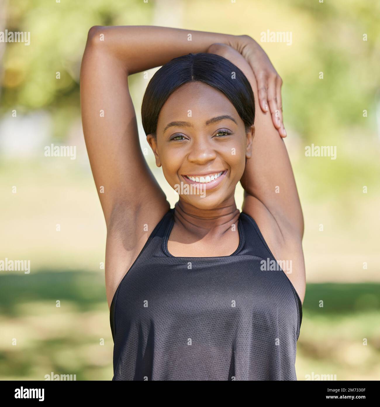 Schwarze Frau Porträt, Fitness und Stretching Arme im Naturpark für Gesundheit Wellness, Entspannungsübung oder Training Sporttraining. Lächeln, glücklich Stockfoto