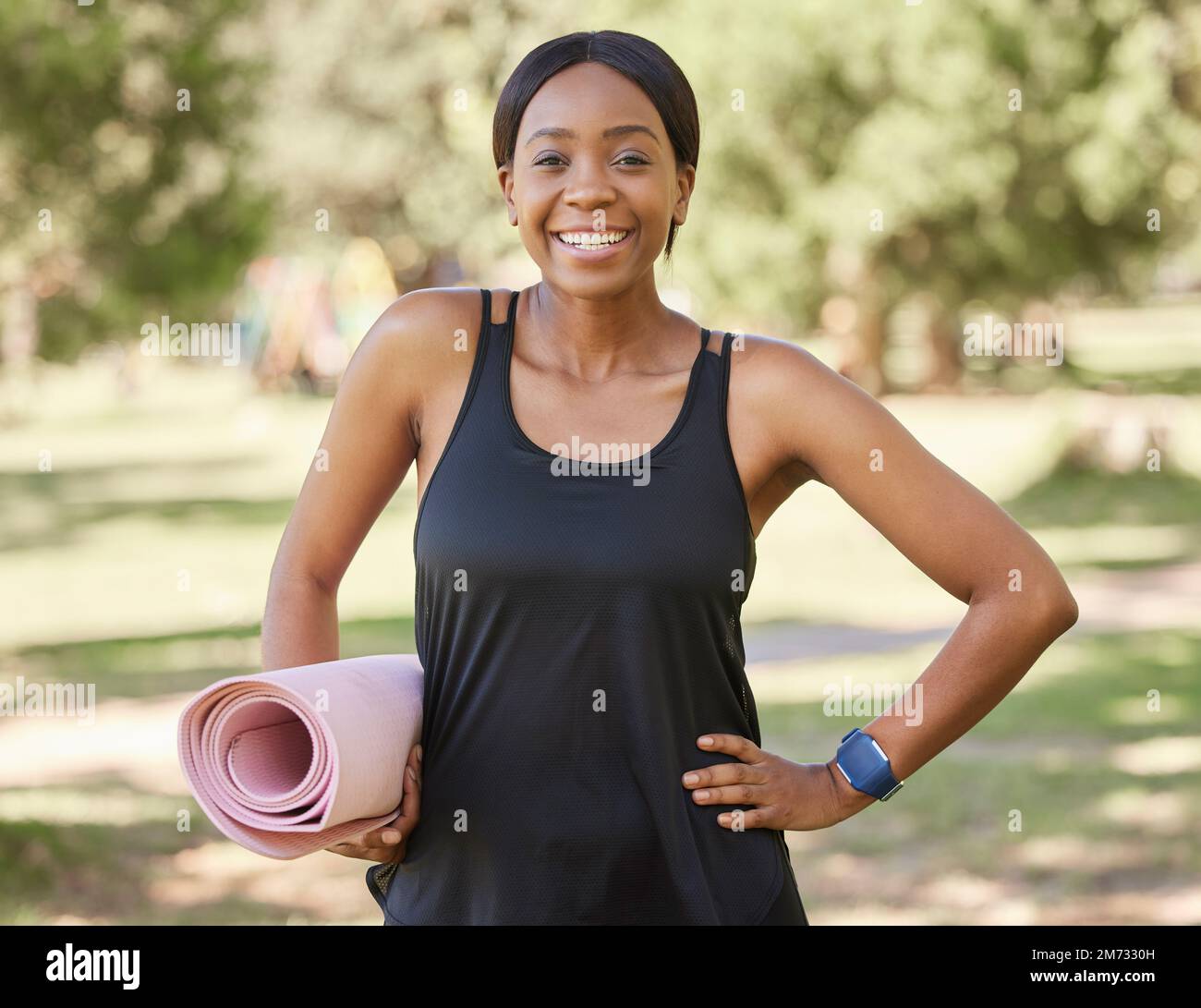 Portrait der schwarzen Frau im Park mit Yogamatte und Lächeln in der Natur für Gesundheit und Fitness Einstellung und Pflege. Training, Zen und Yoga, glückliches Gesicht auf der Frau Stockfoto