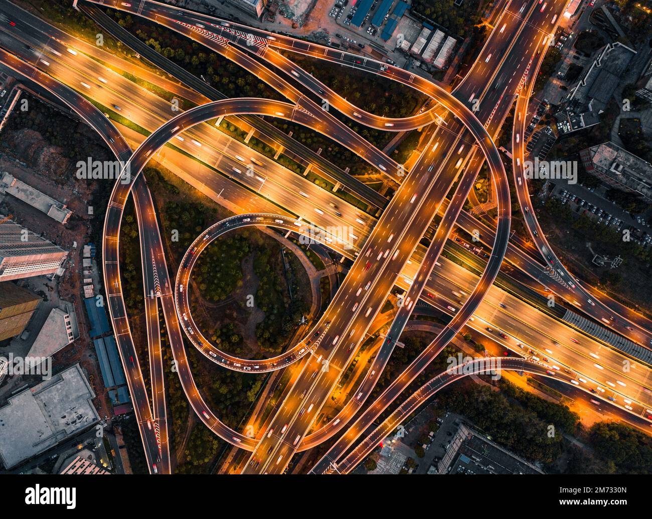 Ein Blick aus der Vogelperspektive auf das Viadukt auf der Optics Valley Avenue, Wuhan, China Stockfoto