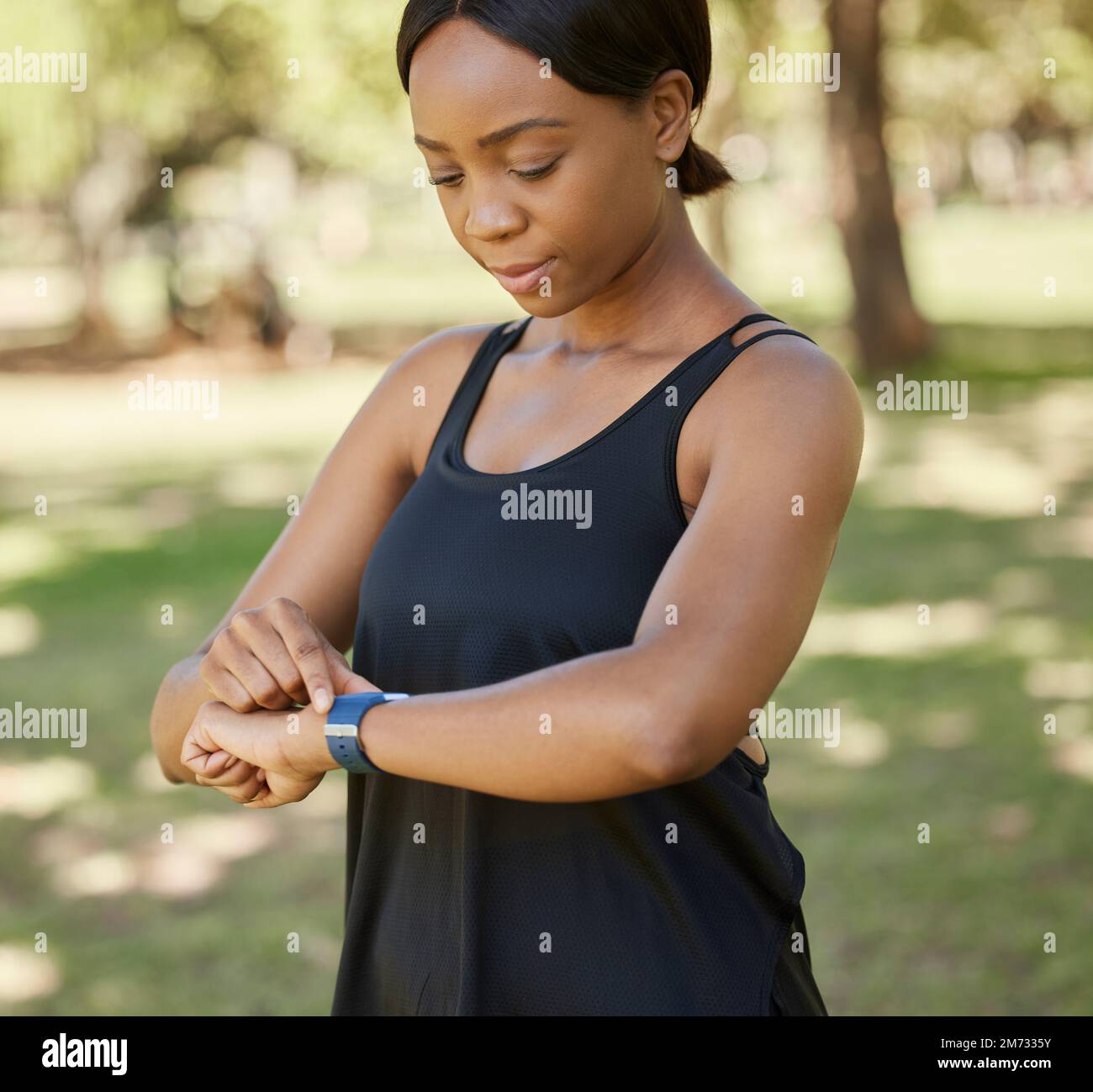 Zeit, Fitness oder schwarze Frau in der Natur mit einer Smartwatch zur Überwachung der Herzgesundheit beim Training, Training oder Park-Workout. Wellness, digital oder Mädchen Stockfoto