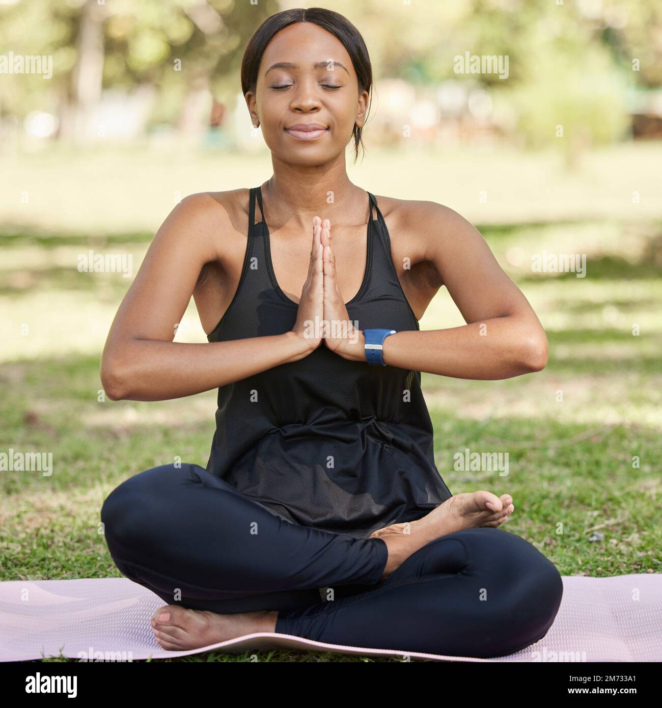 Yoga, schwarze Frau Meditation im Park und Achtsamkeit, Zen draußen in der Natur. Frieden, spirituelle Energie und Chakra-Balance mit Selbstfürsorge und Stress Stockfoto