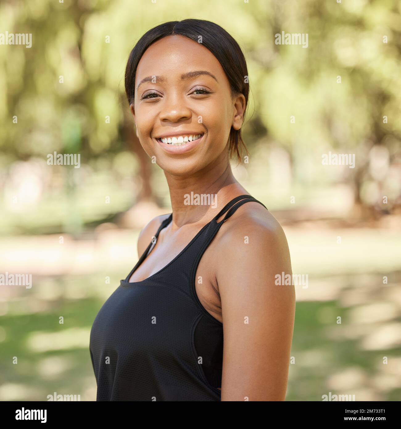 Park, Fitness oder Porträt einer schwarzen Frau beim Training oder Training in der Natur mit Zielen. Wellness, Gesicht oder gesundes Genz-Mädchen mit Ruhe Stockfoto