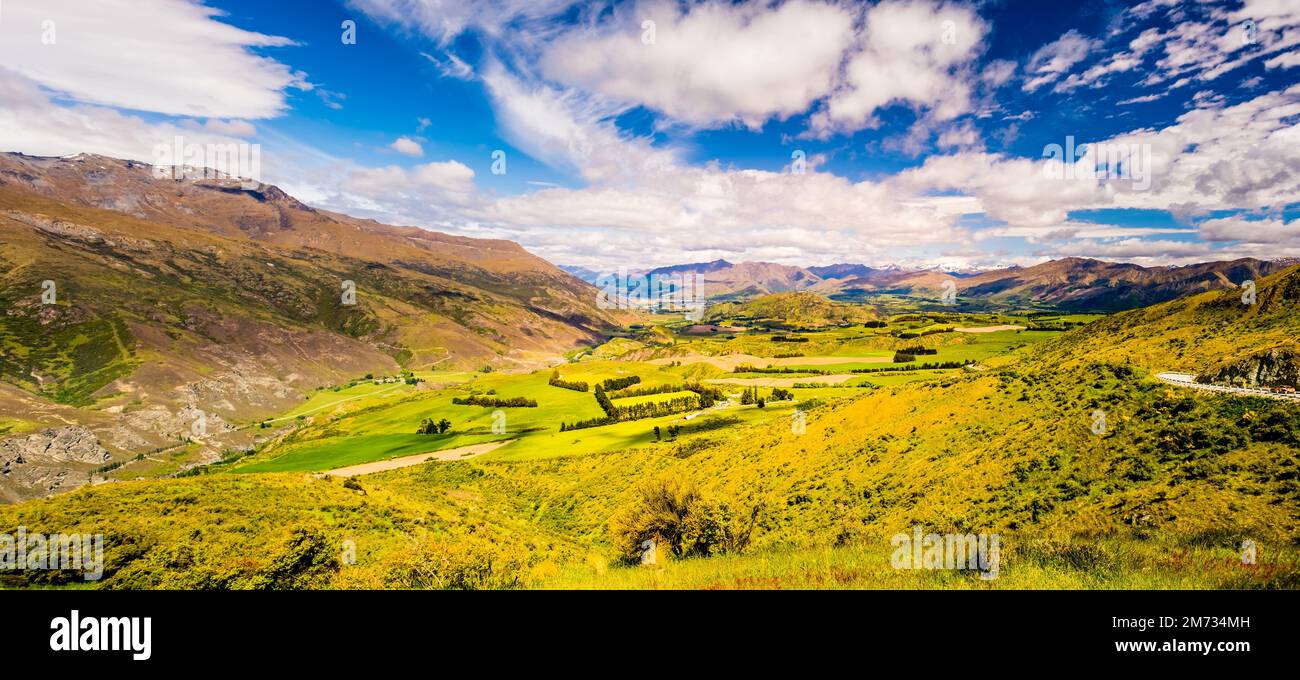 Blick auf den malerischen Aussichtspunkt der Crown Range Road in Neuseeland Stockfoto