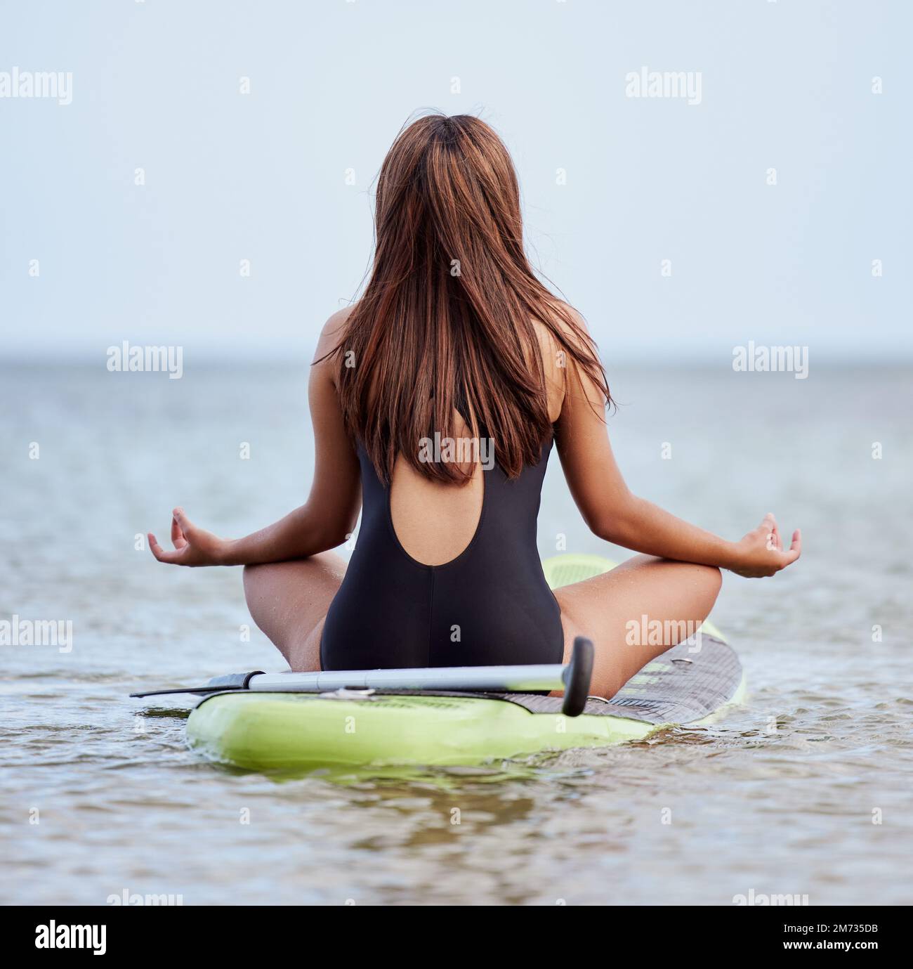 Surfen, Yoga und Seemeditation von Frauen mit Frieden, Zen und Entspannung Energie für Fitness, Training und Training mit Achtsamkeit. Lotus, Balance und Stockfoto