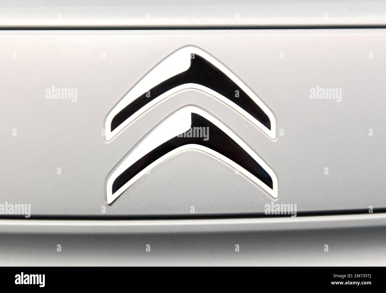 Riga, Lettland - 29. April 2022: Citroen-Ami-Logo auf der Vorderseite des Autos auf grauem Metallic-Lack. Stockfoto