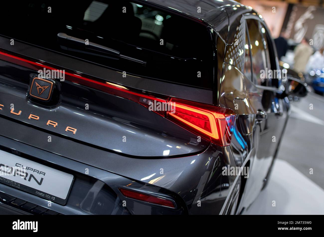 Riga, Lettland - 29. April 2022: International Motor Show, Elektroauto CUPRA Born Quasar Grey Stockfoto
