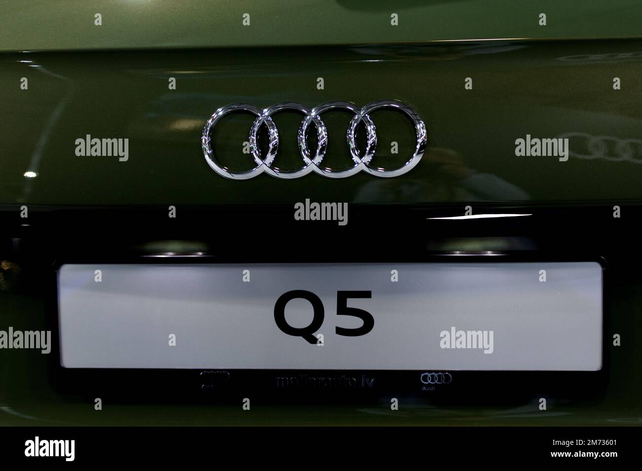 Riga, Lettland - 29. April 2022: Neue Audi Q5 S-Linie mit glänzendem Logo Stockfoto