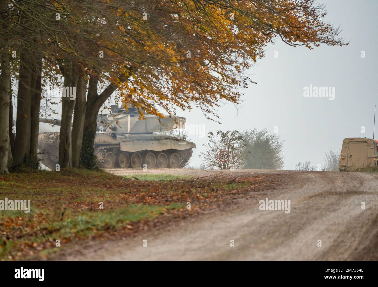 Rückansicht eines Kommandanten und Schützen, der die Aktion auf einen FV4034 Challenger 2 ii Hauptpanzer der britischen Armee neben einem Verteidiger leitet Stockfoto