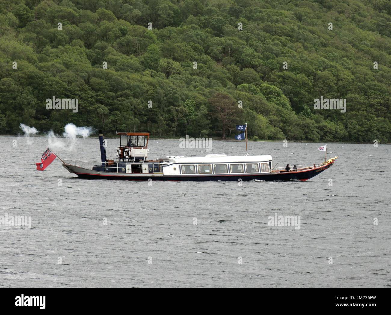 National Trust Steam Yacht Gondola Kreuzfahrt auf Coniston Water, Lake District National Park, Cumbria, England, Großbritannien im Frühling Stockfoto