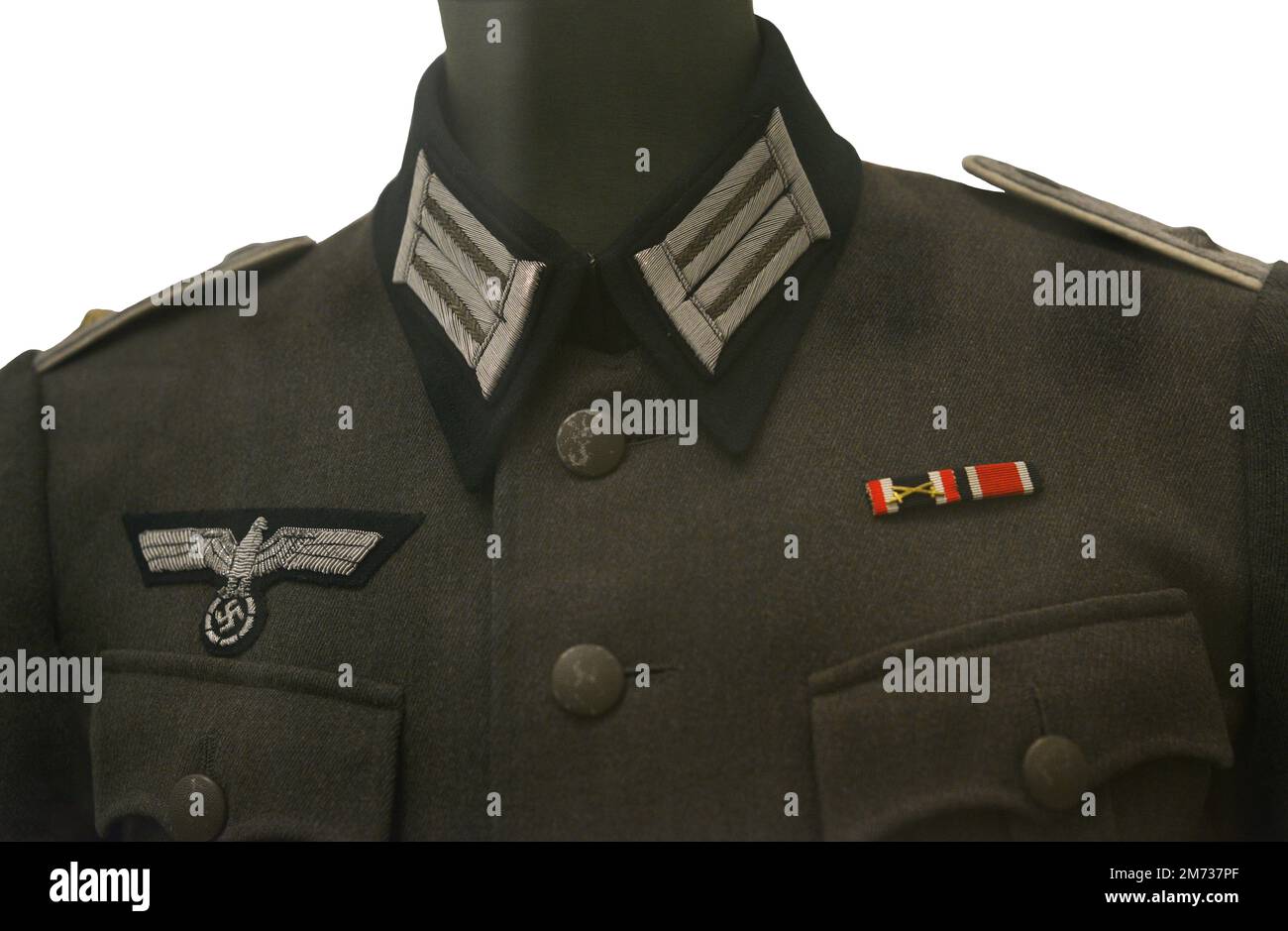 Uniform, getragen vom Infanterieleutnant in der deutschen Armee, c. 1941. Sakko-Detail. Wolle, Aluminiumfaden, Seide, Leder und Messing. Armeemuseum. Toledo, Spanien. Stockfoto