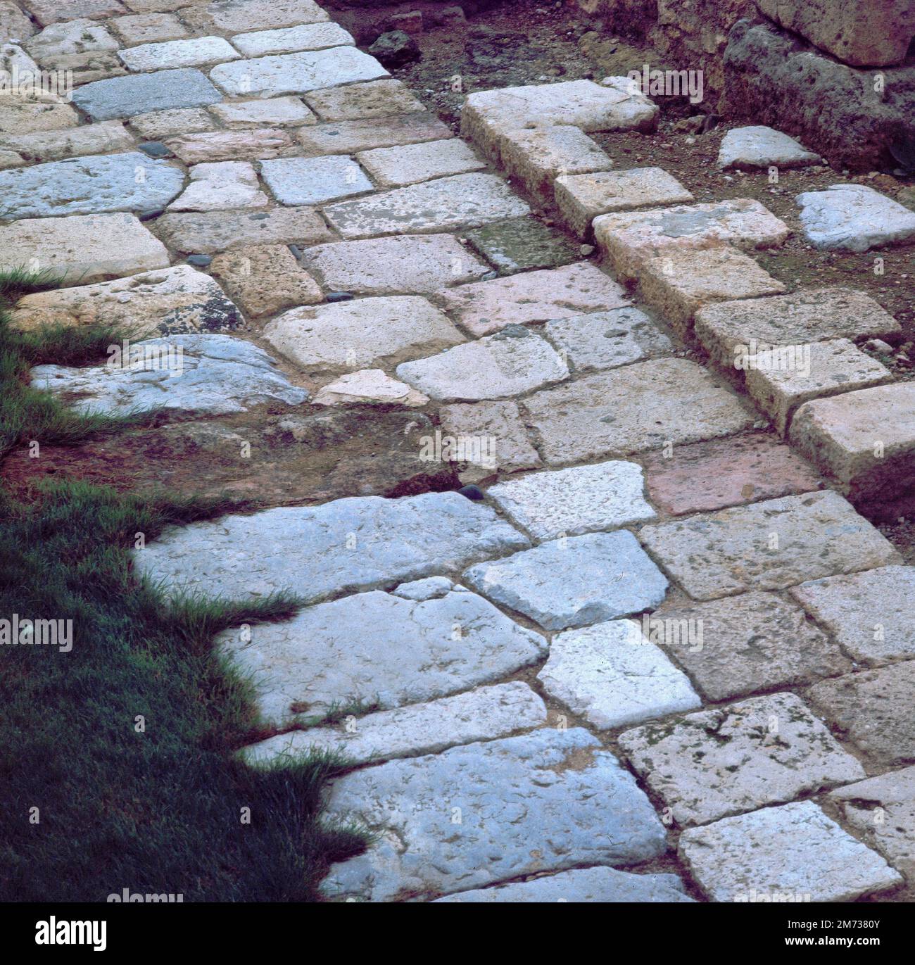 CALZADA EMPEDRADA. Lage: CIUDAD ROMANA. TARRAGONA. SPANIEN. Stockfoto