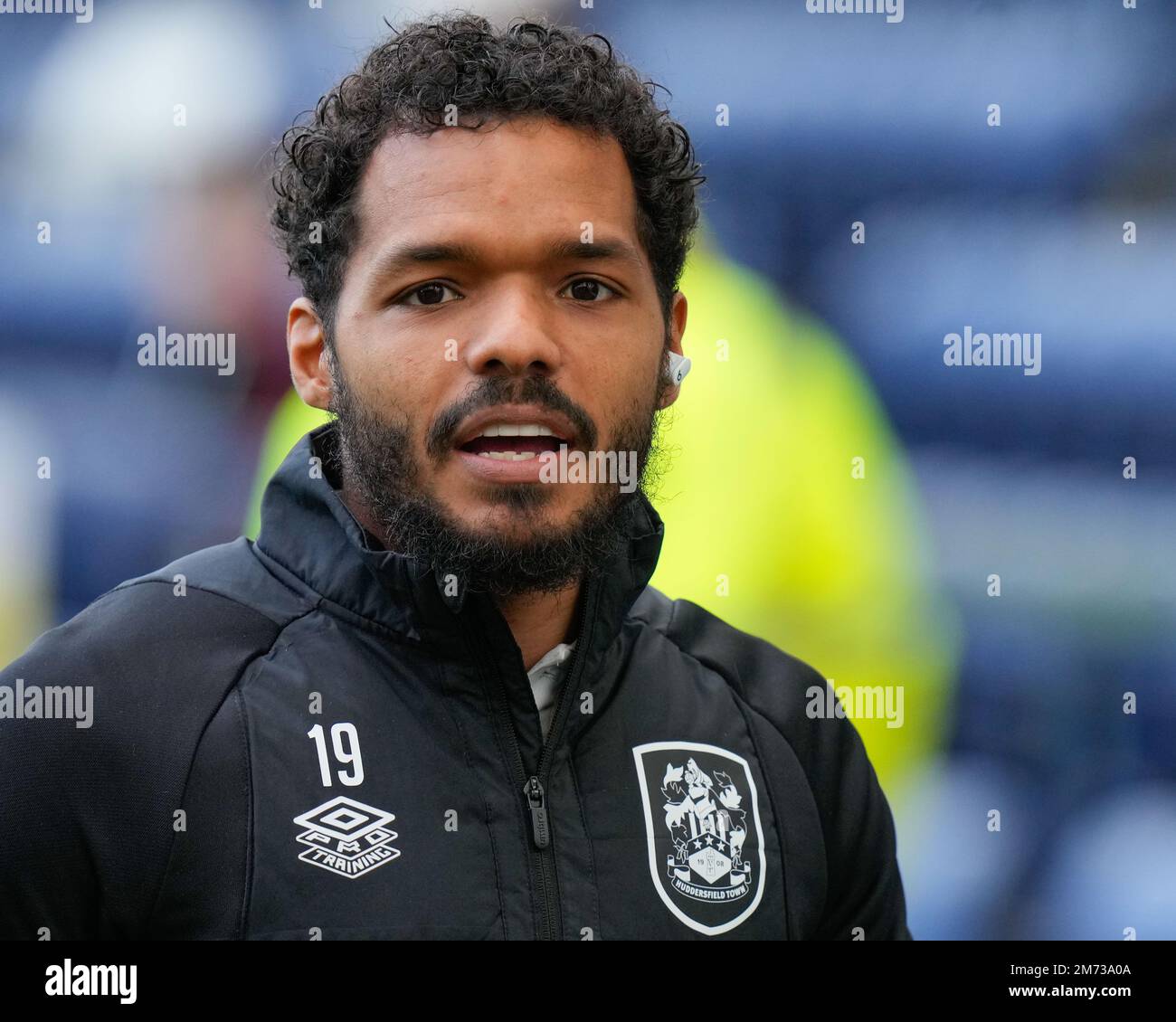 Duane Holmes 19 von Huddersfield Town inspiziert das Spielfeld vor dem