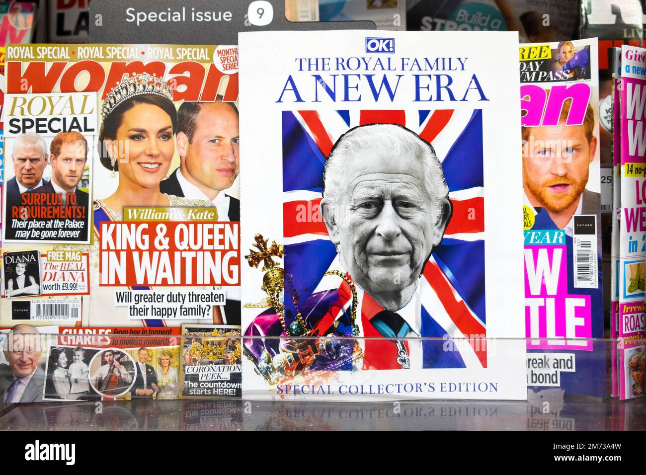 OK Magazinvorderseite King Charles III „The Royal Family“ Prince William Harry Kate im Supermarkt Magazinregal London England UK 2023 Stockfoto