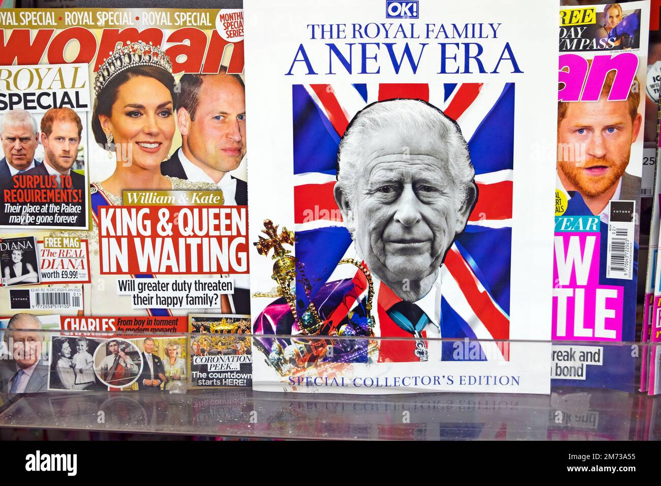 OK Magazinvorderseite King Charles III „The Royal Family“ Prince William Harry Kate im Supermarkt Magazinregal London England UK 2023 Stockfoto