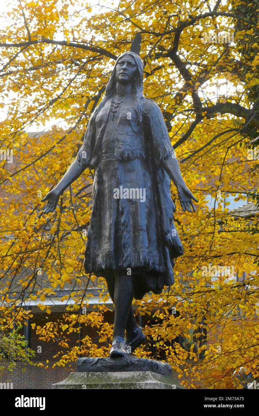 Eine Statue der Prinzen Pocahontas in St. Georges Kirchengelände. Der Schauspieler Edward Norton war ein Gast der US-amerikanischen Abstammungsshow "Finding your roots" und Discov Stockfoto