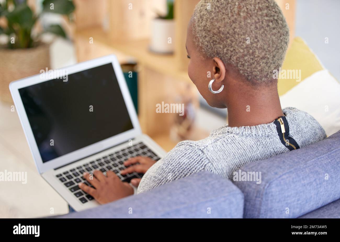 Schwarze Frau, leerer Laptop-Bildschirm und entspannen Sie sich auf dem Sofa für Marketing-Mockup, Online-Werbung und digitale Kommunikation zu Hause. Afrikanerin, Schreibmaschine Stockfoto