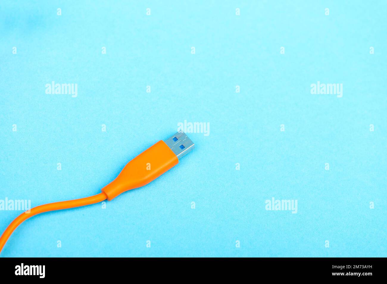 USB-Kabelstecker isoliert auf blauem Hintergrund Stockfoto