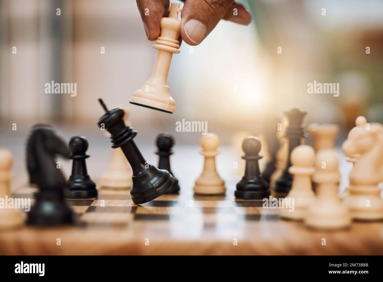 Schach, Mann und Hand mit König aus dem Brettspiel, um Strategie, Tischturnier und Sportspiele zu gewinnen. Schachbrett, Schachmatt und cleverer Schachzug Stockfoto