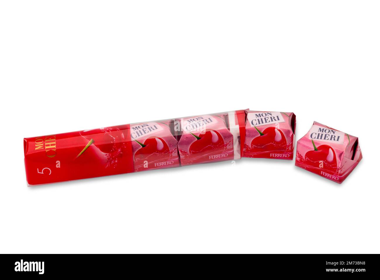 Alba, Italien - 04. Januar 2023: Mon Cheri Ferrero dunkle Schokolade gefüllt mit Likör und Kirsche in Sirup, Schachtel mit fünf Pralinen isoliert auf Weiß, Stockfoto