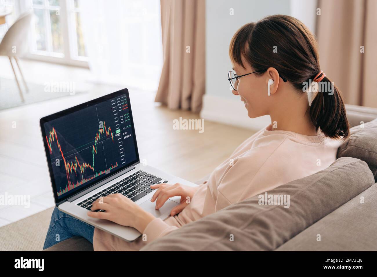 Frau Crypto Trader Investorenmakler verwendet Börsenanwendung für Kryptowährung Finanzaktienmarktanalyse Analyse von Graphiken Handelsdaten Index Wachstum der Investition Diagramm auf Smartphone-Bildschirm, Arbeit zu Hause Stockfoto