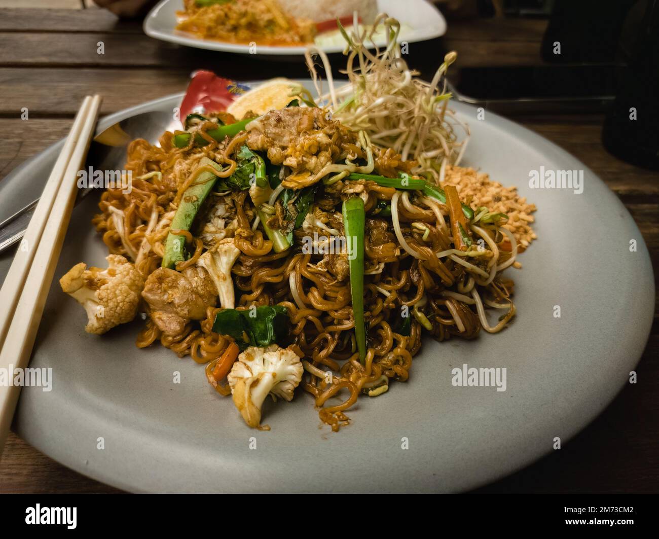 Authentisches Pad Thai in einem Restaurant in Pai, Nord-Thailand Stockfoto