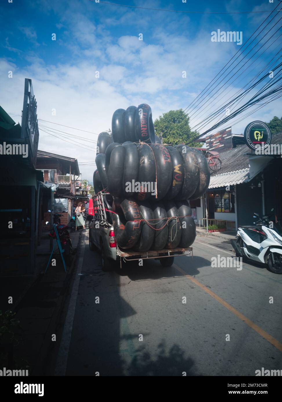 Pai, Thailand. 25. November 2022. Eine große Ladung Schlauchleitungen auf einem Pickup-Truck in Pai, Nord-Thailand Stockfoto