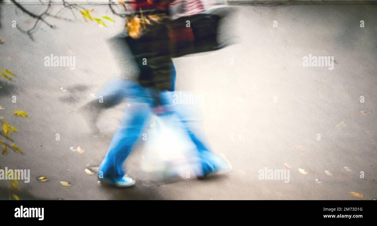 Stadtmenschen auf der Herbststraße, Bewegung Stockfoto