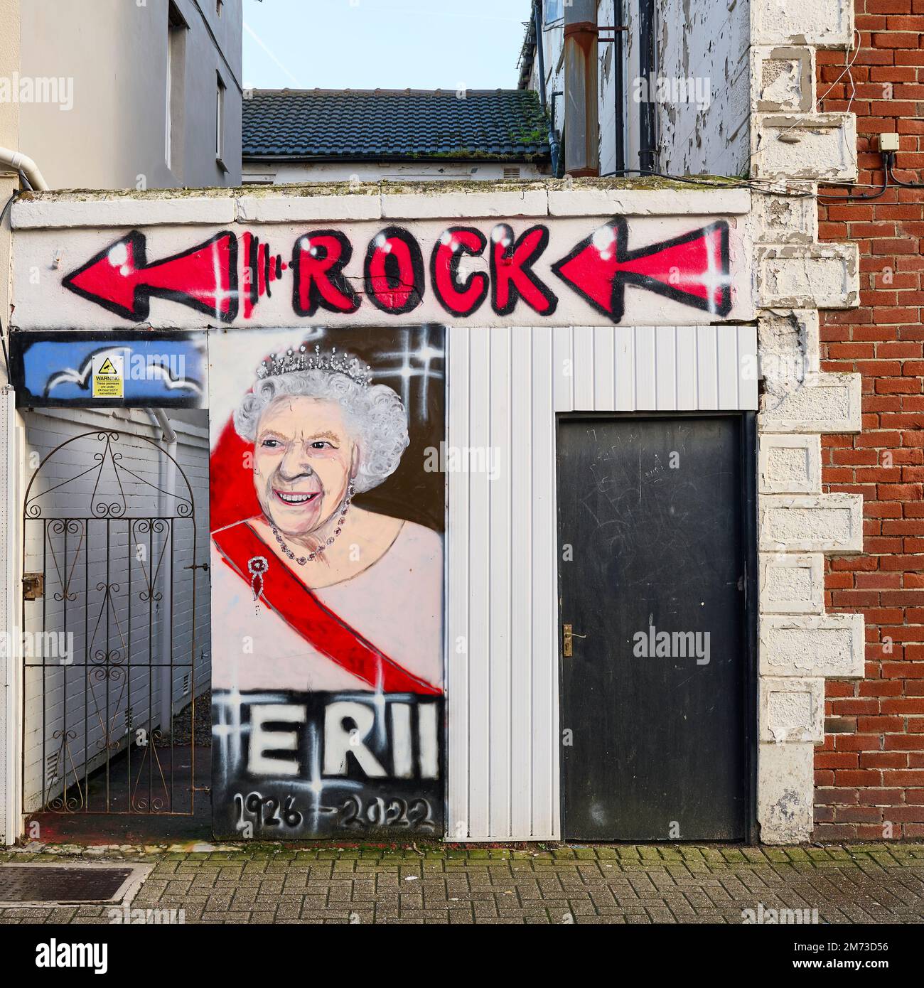 Schild mit Hinweis auf den Rock Shop und Porträt der Queen am Eingang in Blackpool, Großbritannien Stockfoto