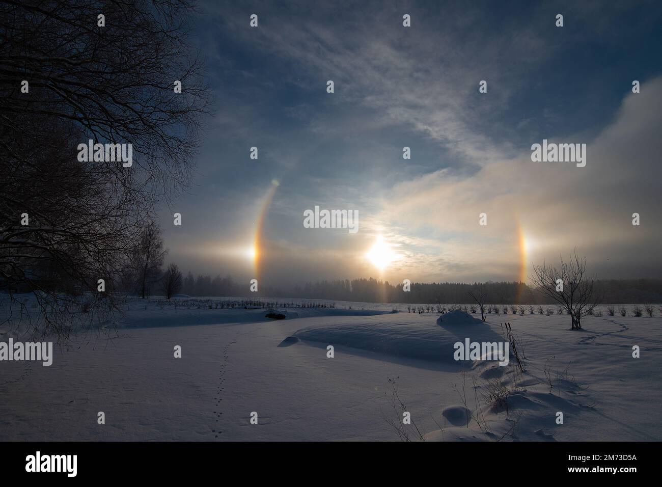 Sonnenuntergang im Winter und natürliches atmosphärisches Phänomen Halo, Parhelion, parhelia, Sundog in Lettland Stockfoto