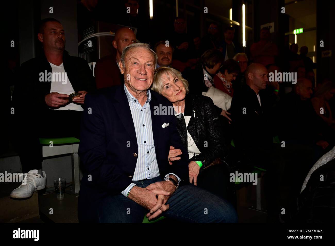 Trainerlegende Eduard Geyer mit Ehefrau Angelika auf der VIPTribüne