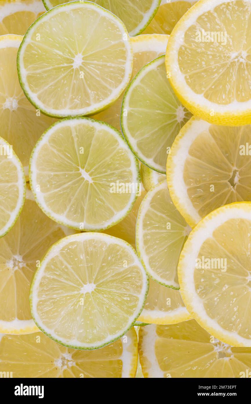 Hintergrund der Cocktailbar sind gereifte Zitronen aus Spanien und Limetten aus Mexiko Stockfoto