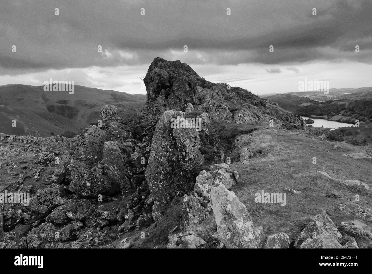 Der Howitzer-Felsen, der wahre Gipfel von Helm Crag fiel über Grasmere in den Central Fells, Lake District National Park, Cumbria, England, UK Helm Crag Stockfoto