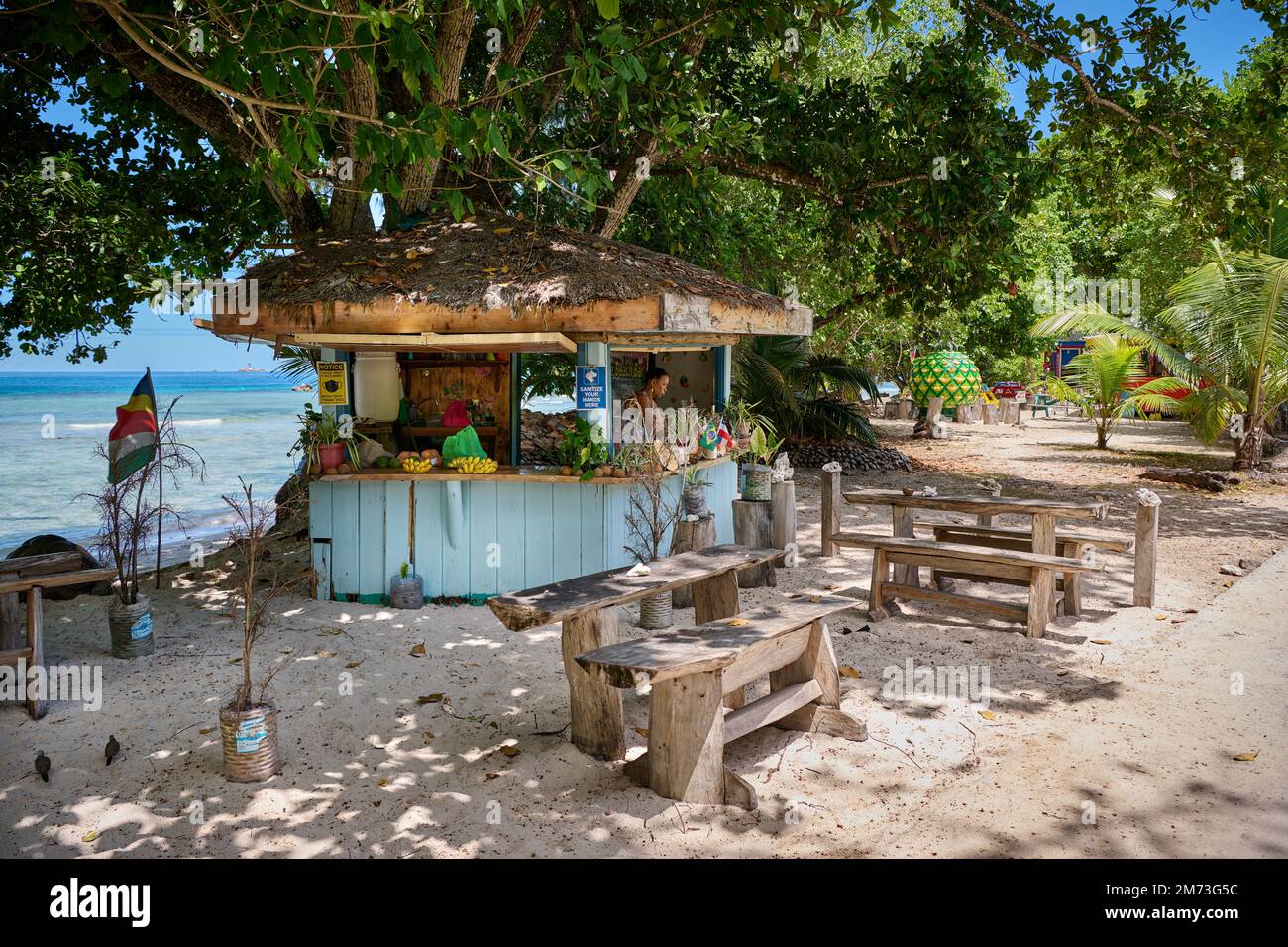 Farbenfroh gestaltete Strandbar auf La Digue, Seychellen Stockfoto