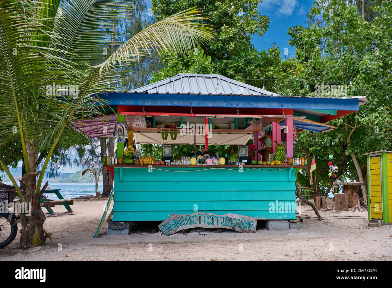 Farbenfroh gestaltete Strandbar auf La Digue, Seychellen Stockfoto