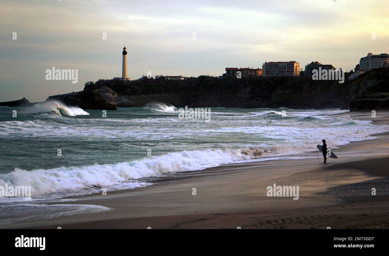 Surfer bei Sonnenaufgang in Biarritz in Frankreich Stockfoto