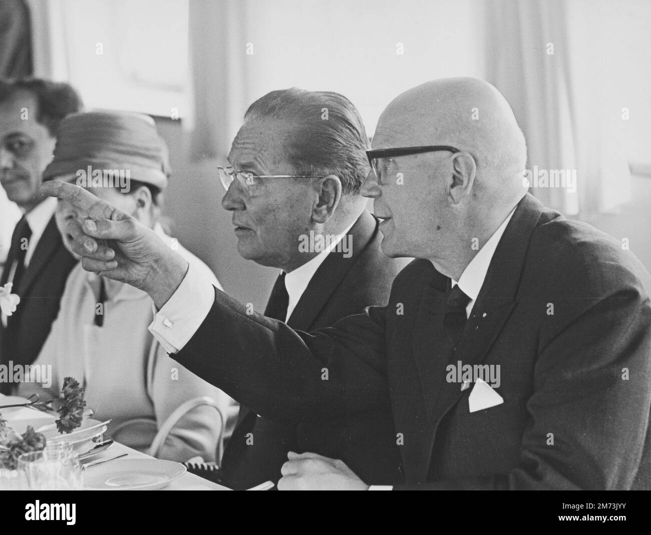 HELSINKI, FINNLAND - 1964 - Jugoslawischer Präsident Josip Broz Tito und finnischer Präsident Urho Kekkonen in Helsinki, Finnland während eines offiziellen Staates Stockfoto