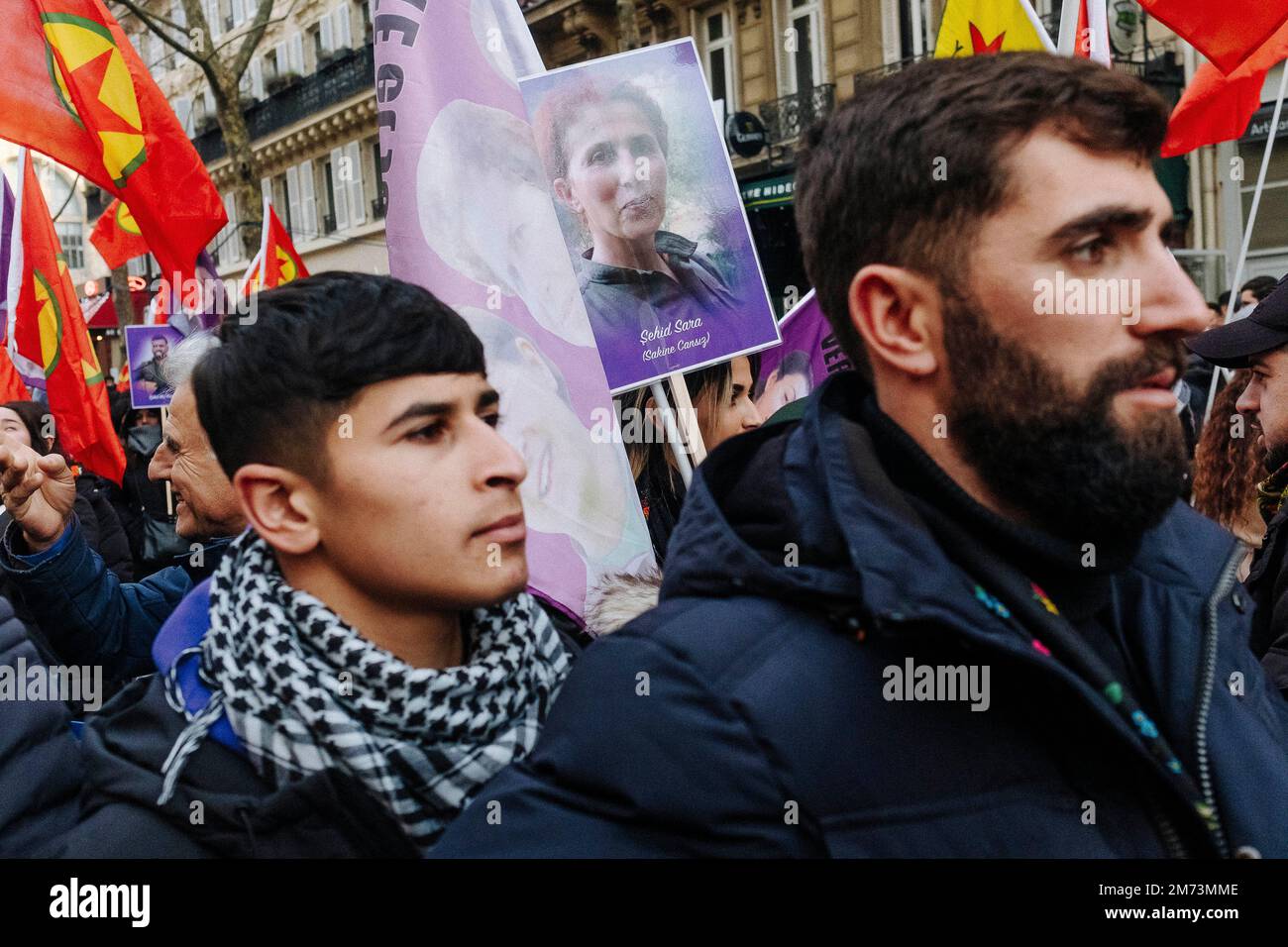 Paris, Frankreich. 7. Januar 2023 Jan Schmidt-Whitley/Le Pictorium - Tribut an die kurdischen Aktivisten Sakine, Fidan und Leyla in Paris - 7/1/2023 - Frankreich / Paris / Paris - mehrere Zehntausende Kurden aus ganz Europa trafen sich in Paris, um in einer tressa vom Gare du Nord zum Place de la Republique zu marschieren. Dieser jährliche märz, an dem die kurdische Gemeinde seit 2013 teilnimmt, kommt kurz nach dem Schock der Ermordung von drei Kurden im Zentrum von Paris im Dezember 2022. Kredit: LE PICTORIUM/Alamy Live News Stockfoto