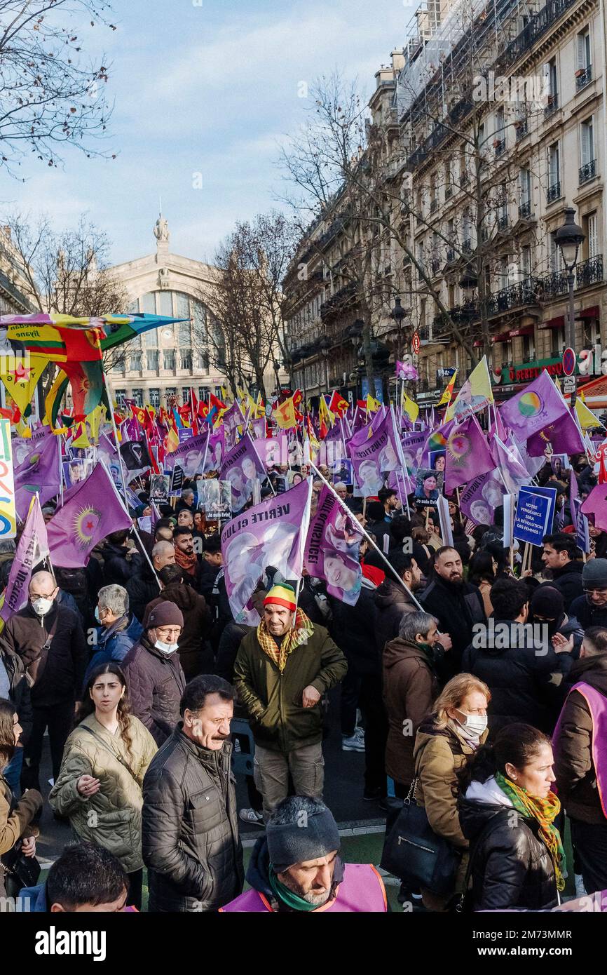 Paris, Frankreich. 7. Januar 2023 Jan Schmidt-Whitley/Le Pictorium - Tribut an die kurdischen Aktivisten Sakine, Fidan und Leyla in Paris - 7/1/2023 - Frankreich / Paris / Paris - mehrere Zehntausende Kurden aus ganz Europa trafen sich in Paris, um in einer tressa vom Gare du Nord zum Place de la Republique zu marschieren. Dieser jährliche märz, an dem die kurdische Gemeinde seit 2013 teilnimmt, kommt kurz nach dem Schock der Ermordung von drei Kurden im Zentrum von Paris im Dezember 2022. Kredit: LE PICTORIUM/Alamy Live News Stockfoto