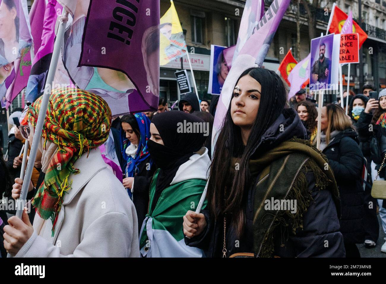 Paris, Frankreich. 7. Januar 2023 Jan Schmidt-Whitley/Le Pictorium - Tribut an die kurdischen Aktivisten Sakine, Fidan und Leyla in Paris - 7/1/2023 - Frankreich / Paris / Paris - mehrere Zehntausende Kurden aus ganz Europa trafen sich in Paris, um in einer tressa vom Gare du Nord zum Place de la Republique zu marschieren. Dieser jährliche märz, an dem die kurdische Gemeinde seit 2013 teilnimmt, kommt kurz nach dem Schock der Ermordung von drei Kurden im Zentrum von Paris im Dezember 2022. Kredit: LE PICTORIUM/Alamy Live News Stockfoto