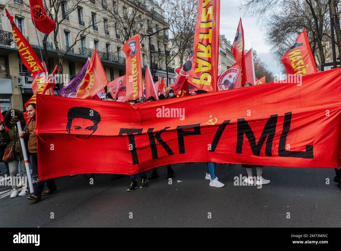 Paris, Frankreich. 7. Januar 2023 Jan Schmidt-Whitley/Le Pictorium - Tribut an die kurdischen Aktivisten Sakine, Fidan und Leyla in Paris - 7/1/2023 - Frankreich / Paris / Paris - mehrere Zehntausende Kurden aus ganz Europa trafen sich in Paris, um in einer tressa vom Gare du Nord zum Place de la Republique zu marschieren. Dieser jährliche märz, an dem die kurdische Gemeinde seit 2013 teilnimmt, kommt kurz nach dem Schock der Ermordung von drei Kurden im Zentrum von Paris im Dezember 2022. Kredit: LE PICTORIUM/Alamy Live News Stockfoto