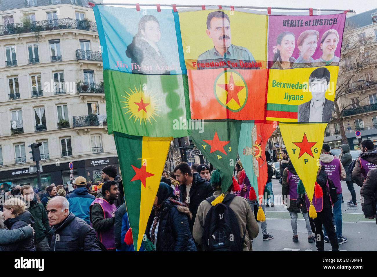 Paris, Frankreich. 7. Januar 2023 Jan Schmidt-Whitley/Le Pictorium - Tribut an die kurdischen Aktivisten Sakine, Fidan und Leyla in Paris - 7/1/2023 - Frankreich / Paris / Paris - mehrere Zehntausende Kurden aus ganz Europa trafen sich in Paris, um in einer tressa vom Gare du Nord zum Place de la Republique zu marschieren. Dieser jährliche märz, an dem die kurdische Gemeinde seit 2013 teilnimmt, kommt kurz nach dem Schock der Ermordung von drei Kurden im Zentrum von Paris im Dezember 2022. Kredit: LE PICTORIUM/Alamy Live News Stockfoto