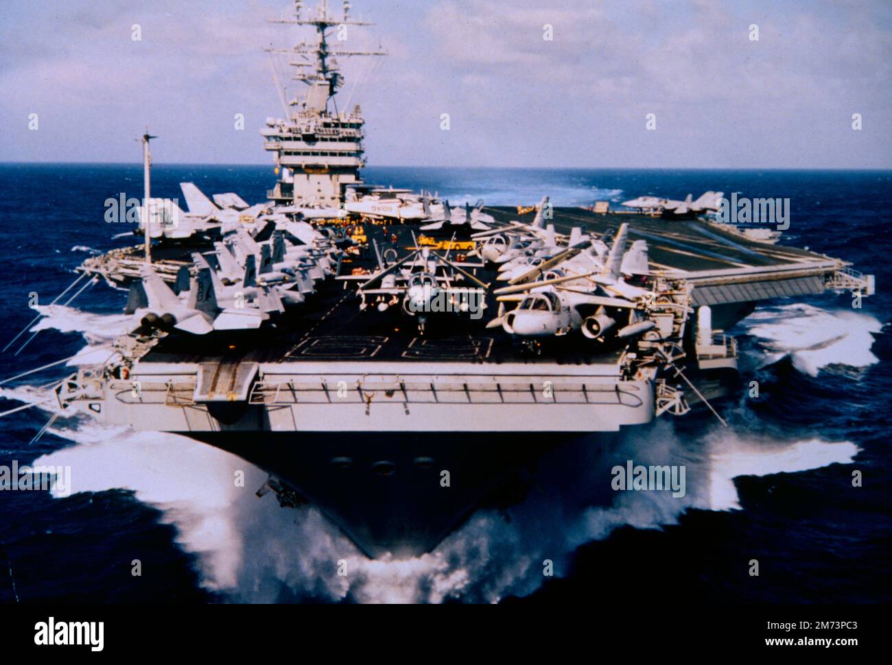 USS Dwight D. Eisenhower (CVN-69) (informell als „Ike“ bekannt) ist ein nuklearbetriebener Flugzeugträger, der derzeit bei der US-Marine in Betrieb ist. Das 1977 in Betrieb genommene Schiff ist der zweite der zehn derzeit in Betrieb befindlichen Flugzeugträger der Nimitz-Klasse und das erste Schiff, das nach dem 34. Präsidenten der Vereinigten Staaten und General der Armee Dwight D. Eisenhower benannt wurde. Das Schiff wurde ursprünglich einfach als USS Eisenhower benannt, ähnlich wie das führende Schiff der Klasse, Nimitz, aber am 25. Mai 1970 wurde der Name in seine derzeitige Form geändert Stockfoto