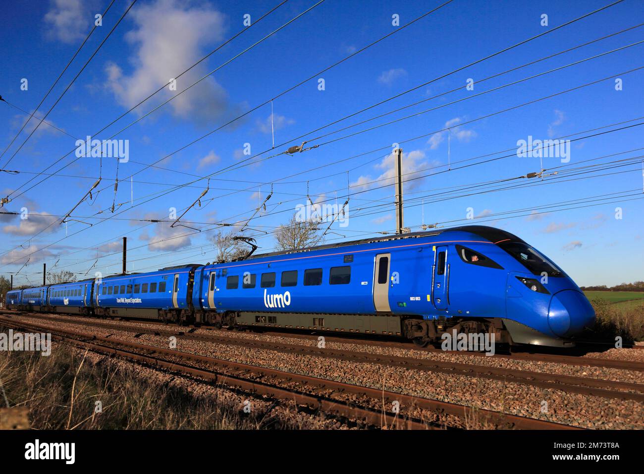 Lumo-Züge 803003, East Coast Main Line in der Nähe von Grantham Town, Cambridgeshire, England, Großbritannien Stockfoto