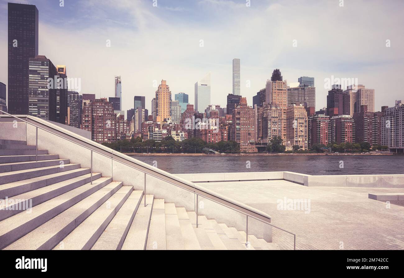 Manhattan Skyline von der Roosevelt Island gesehen, Farbe Tonen angewendet, New York City, USA. Stockfoto